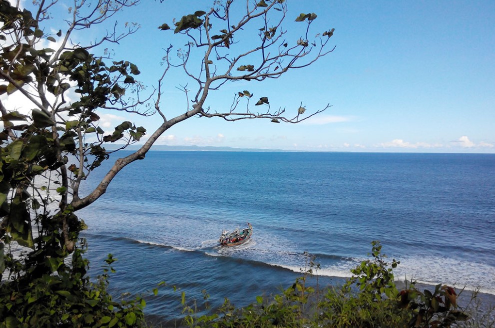 Pantai Gradjagan Tempat Surfing Dengan Pesona Pasir Hitam