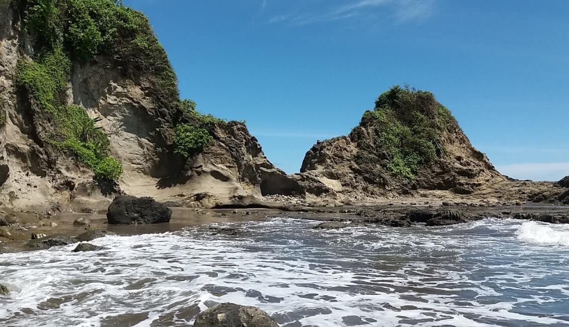 Pantai Karang Nini Destinasi Terbaik Dibalik Rerimbunan Hutan