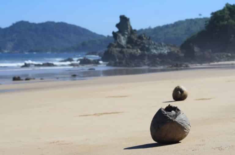  Pantai  Sepi dan Misterius Pantai  Parang Kursi  Banyuwangi