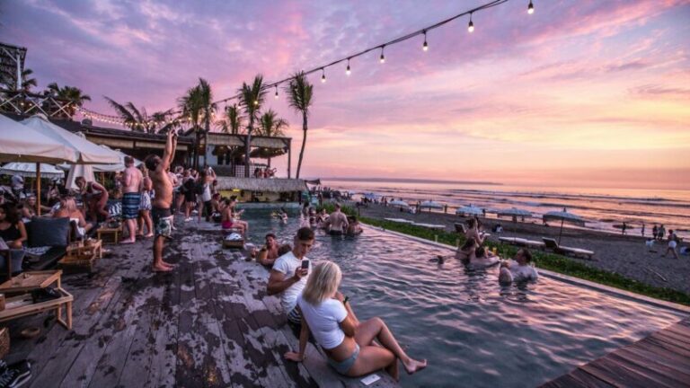 Pantai Seminyak Bali: Wisata, Hotel, Harga Tiket Masuk